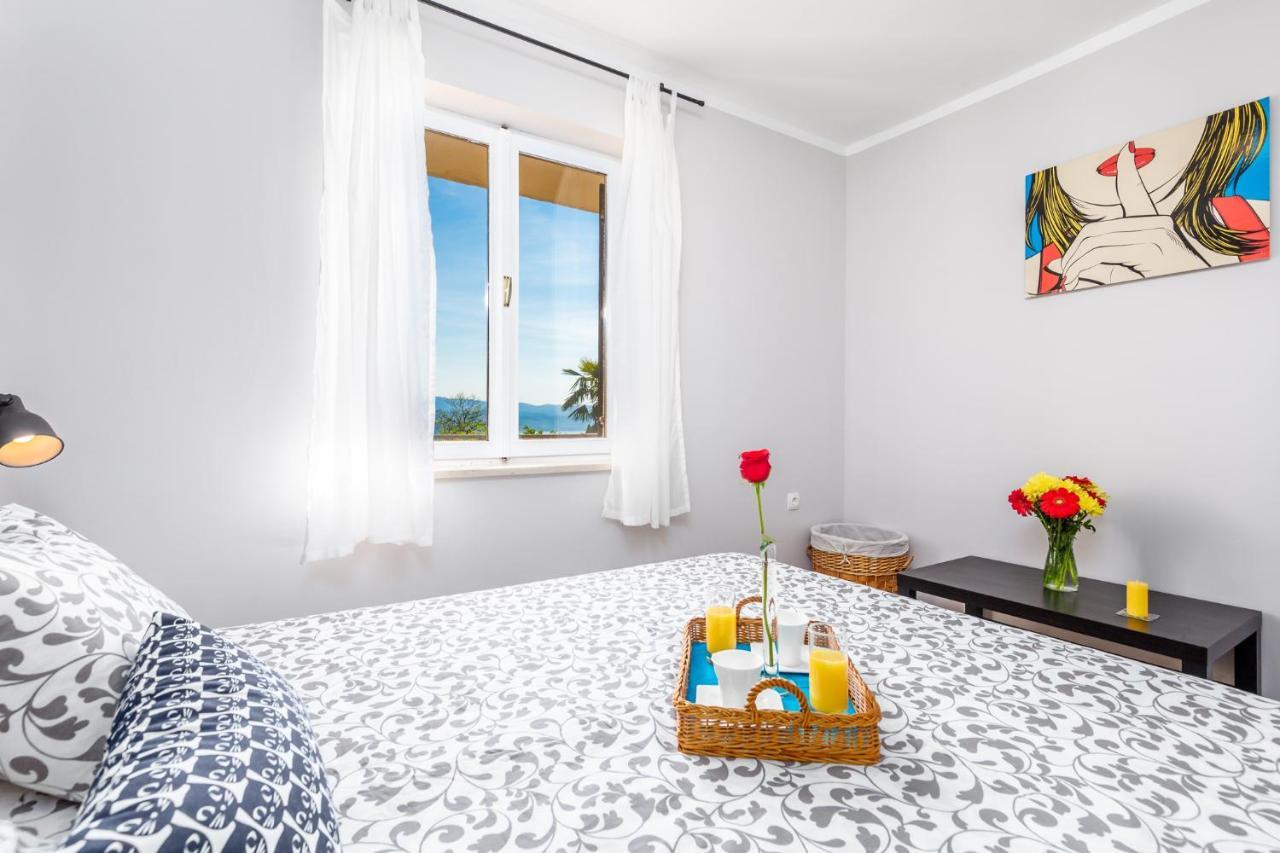 Apartments Alyss Lovran Luaran gambar