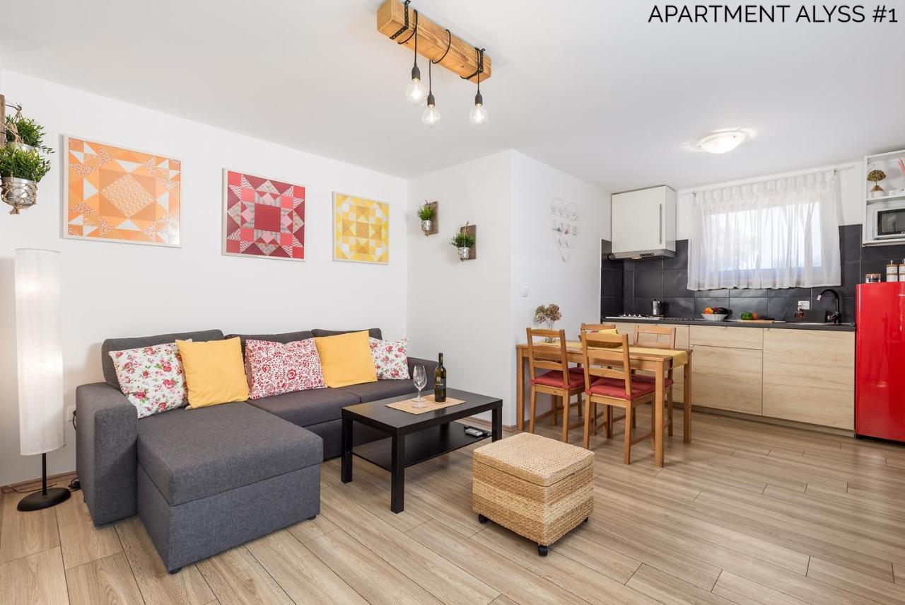 Apartments Alyss Lovran Luaran gambar